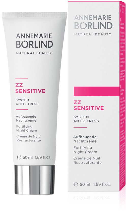 Een witte tube nachtzalf en een witte doos, beide gemarkeerd voor gevoelige huid en stressvermindering.