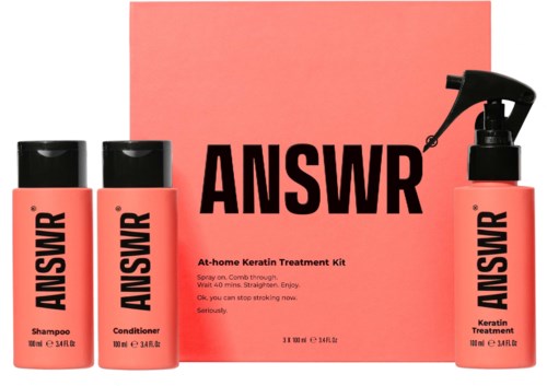 Drei Flaschen Haarpflegeprodukte, eine Sprühflasche, alle mit 'ANSWER' bezeichnet, auf rosa Hintergrund.