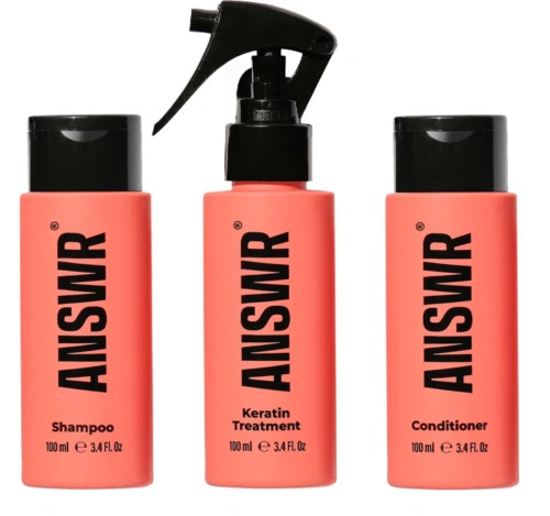 Drei pinke Flaschen mit der Aufschrift Answer: Shampoo, Keratinbehandlung und Conditioner. Die mittlere Flasche hat eine Sprühpistole.