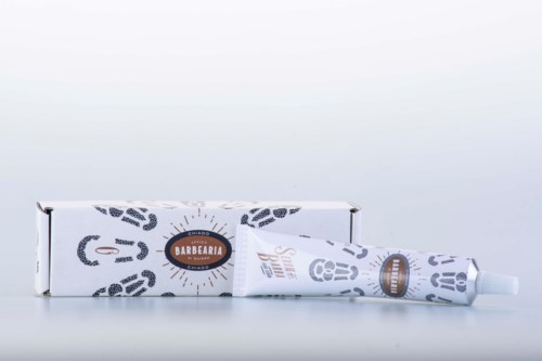 Eine Zahnpasta Tube und Schachtel mit einem Designer-Etikett auf weißem Hintergrund.