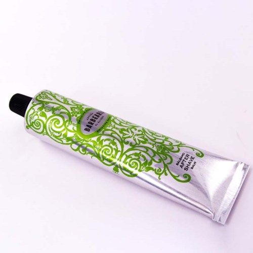 Eine silberne Tube Handcreme mit schwarzem Deckel und grünen Mustern. Mit den Worten 'Barem' und weiteren Text.