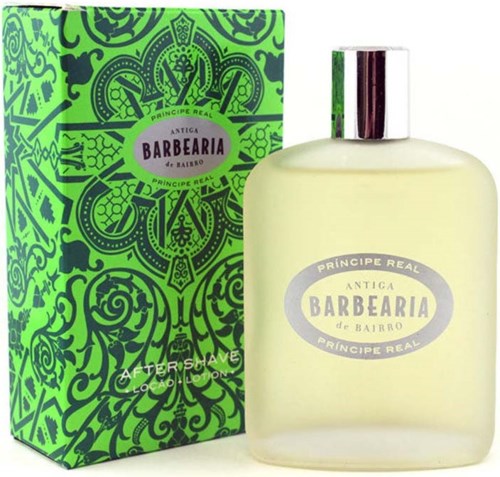 Eine grüne und violette Schachtel mit detaillierten Mustern und eine Flasche hellfarbener Aftershave-Lotion.