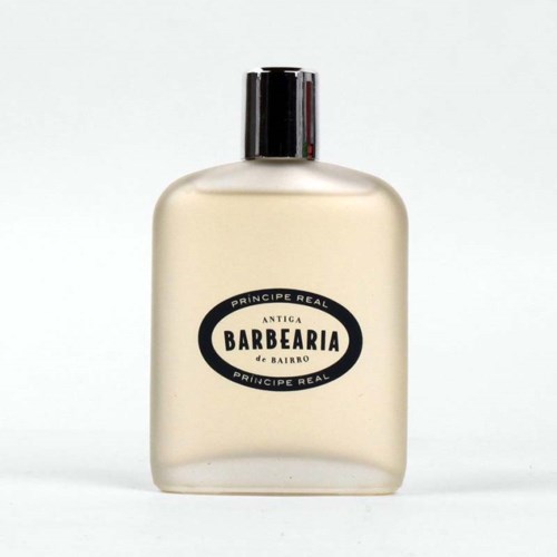 Eine Flasche mit schwarzem Deckel und einem Etikett, das 'Barbearia de Bairo' sagt.