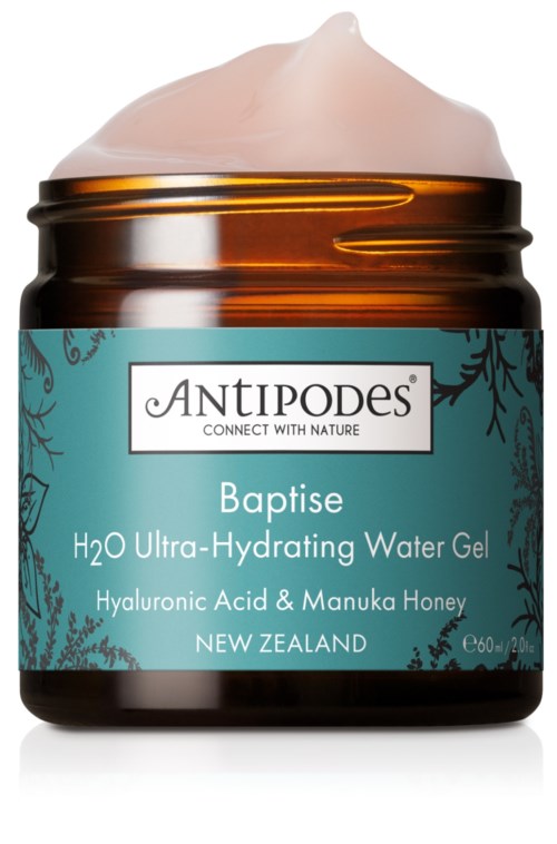Ein Glas mit Antipodes Baptise Ultra-Hydrating Water Gel mit rosa Gel innerhalb, beschriftet mit Produktdetails und natürlichen Inhaltsstoffen.
