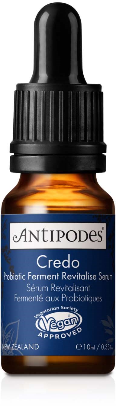 En liten bärnstensfärgad flaska med svart pipettlock, märkt 'ANTIPODES Credo' probiotisk serum, vegansk, från Nya Zeeland.