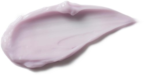 Ein Klecks rosa Creme oder Lotion auf weißem Hintergrund, glatt und ausgebreitet. Es sieht weich und glänzend aus.