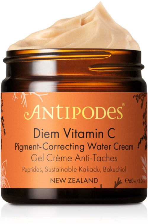 Ein braune Behälter mit Antipodes Vitamin C Wassercreme mit heller Creme oben.