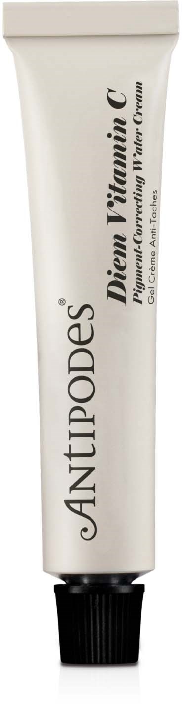 Eine weiße Tube mit Anti-Falten-Creme mit schwarzem Verschluss, beschriftet als Vitamin C Gesichtscreme.