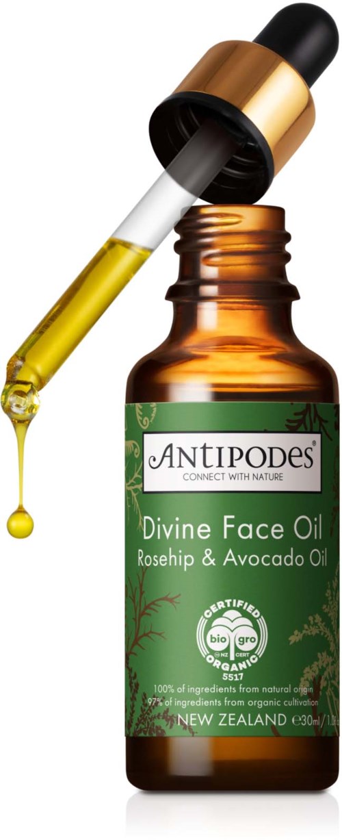 Kleine grüne Flasche mit Pipette, beschriftet 'Divine Face Oil' mit Hagebutten- und Avocadoöl, von Antipodes.
