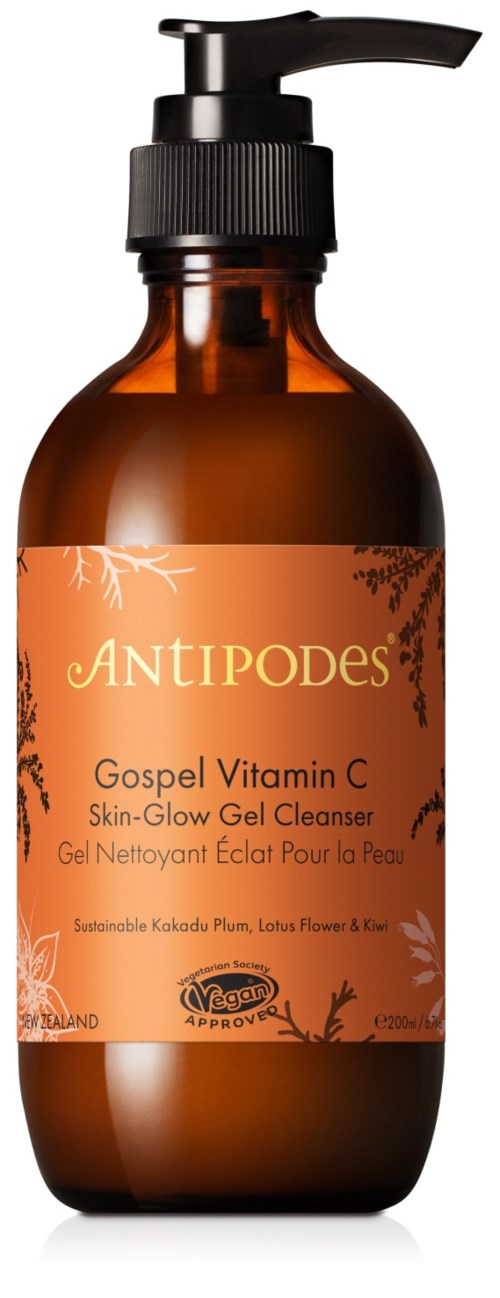 Eine braune Flasche mit orangefarbenem Etikett und schwarzem Pumpkopf, beschriftet "ANTIPODES Gospel Vitamin C Skin-Glo Gel Cleanser."