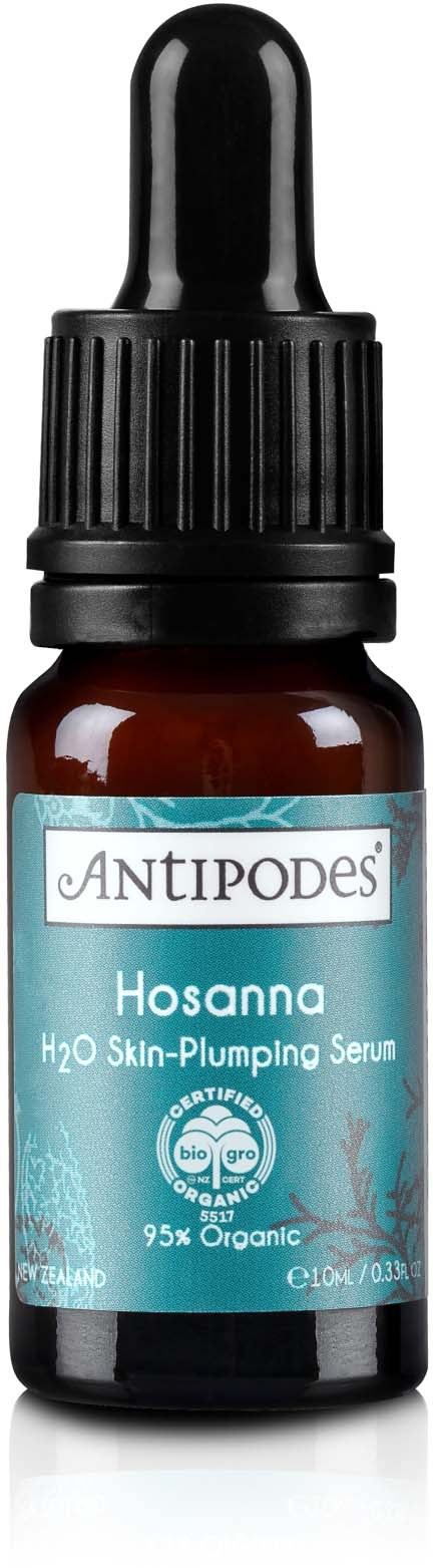 Liten bärnfrån guldfärgad flaska med svart dropplock, etiketten säger 'Antipodes Hosanna H2O Skin-Plumping Serum'.