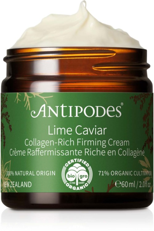 Ein brauner Behälter mit Lime Caviar straffender Creme, grünem Etikett, weißer Creme an der Spitze, mit Zertifizierungssymbole.