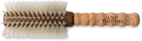 Eine Reinigungsbürste mit Holzgriff und weißen Borsten, beschriftet 'AXU BRUSH' am Griff.