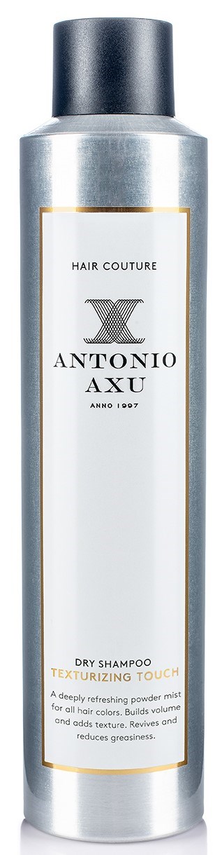 Eine silberne Flasche mit schwarzem Deckel, etikettiert 'Antonio Axu' Trocken-Shampoo, texturierende Berührung.