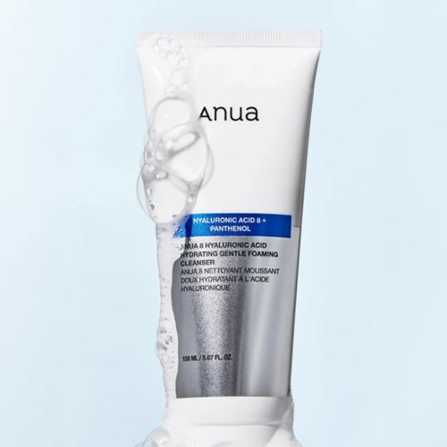 Tub med Anua hyaluronsyra och panthenol återfuktande rengöringsgel med bubblor på ljust bakgrund.