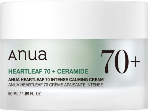 Een witte pot met groene en zwarte tekst, die aangeeft dat het een kalmerende crème is voor 70-plussers van Anua.
