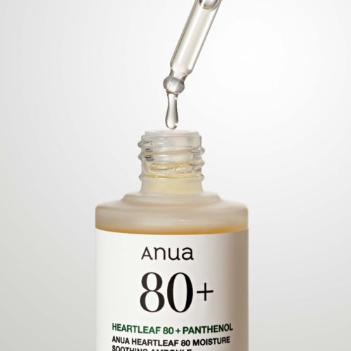 En pipette over en åpen flaske ansiktsserum merket Anua 80+ Heartleaf 80+ Panthenol for fuktighetsgivende.