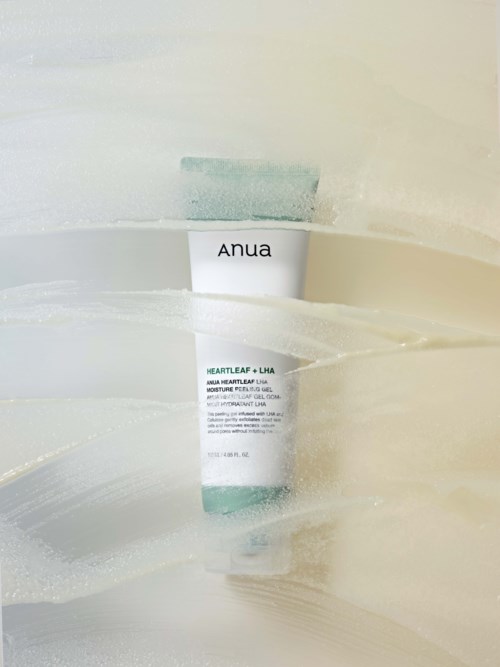 Een huidverzorgingsproduct in een tube met de tekst 'Anua Heartleaf'. De achtergrond heeft geschilderde witte en groenachtige kleuren.