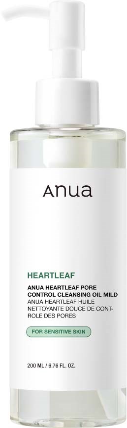 En transparent sprayflaske med Anua Heartleaf pore rensende tåkemiddel med hvit pumpe og etikett for sensitiv hud.