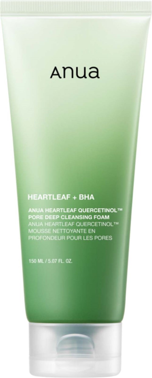 En grønn og hvit tube med Anua Heartleaf + BHA rensskum, med produktnavn og detaljer på forsiden.