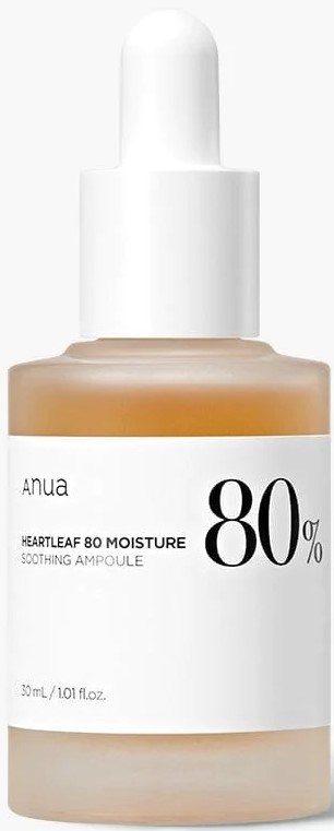 Een fles met een witte pipetdop, getiteld 'Anua Heartleaf 80 Moisture', bevat een beige vloeibare moisturizer.