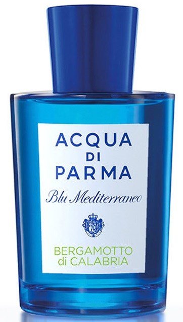 Blå flaska med vit etikett, heter 'Acqua di Parma Blu Mediterraneo Bergamotto di Calabria.'