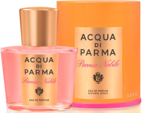 En rosa parfymeflaske med gullhåndtak og en oransje eske bak. Etiketten sier Acqua di Parma Peonia Nobile.