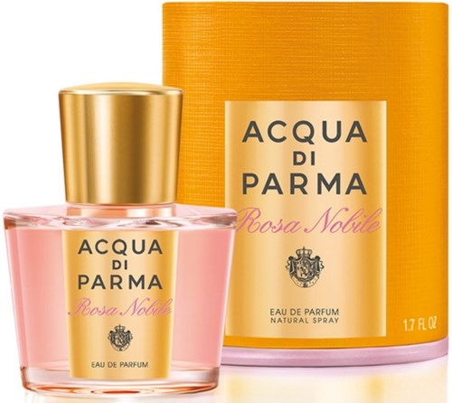 Een parfumfles met roze vloeistof en een gouden dop, en een oranje doos met gouden labels.