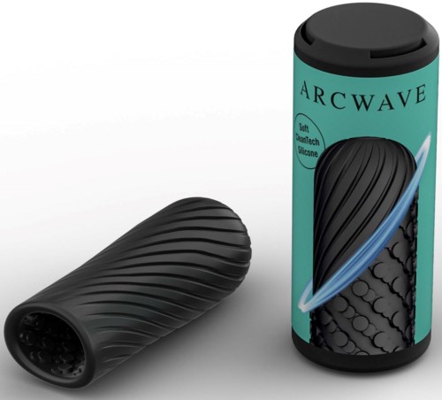 Ein schwarzer Massageroller und eine Dose mit blauer Beschriftung namens ARCWAVE und schwarzem strukturiertem Design.