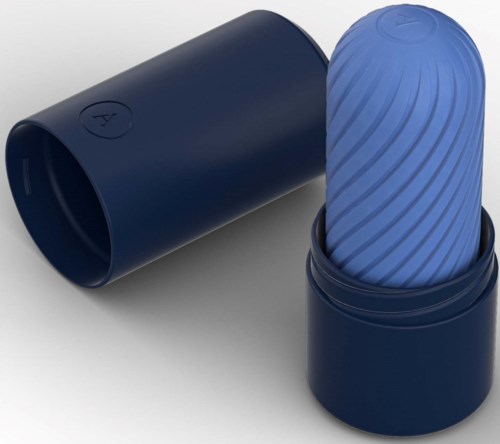 En blå bärbar massagerulle som sticker ut ur en cylindrisk behållare, med gropar på rullens yta.