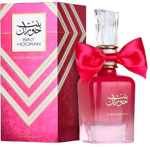 Eine rosa Parfüfflasche mit roter Schleife und dekorativer Schachtel, gekennzeichnet "Rose Passion" von Bint Hooran.