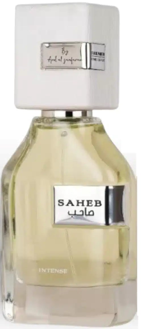 Ein Parfümflasche mit weißer Kappe, klarer gelber Flüssigkeit und einem Etikett mit 'SAHEB INTENSE'.