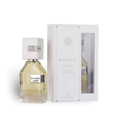 Ein Parfümflasche und eine Box mit goldener Flüssigkeit, beschriftet 'SAHEB' und 'INTENSE'.