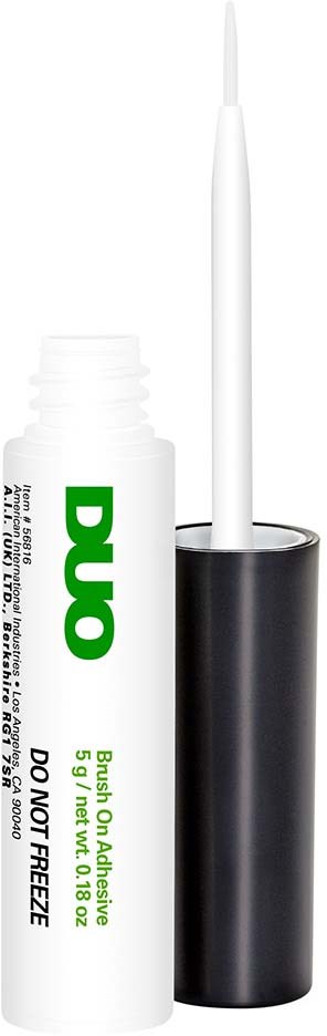 En hvit leppglansrør med svart hette og applikatorsvamp, merket med en grønn og svart DUO-logo.