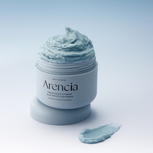 Ein Behälter mit blauer Hautpflegecreme und etwas Creme daneben, beschriftet Arencia Fresh Blue Hyassop.
