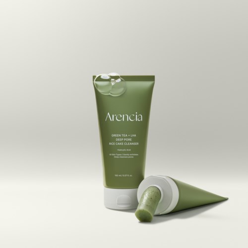 Eine grüne Tube Arencia Deep Pore Rice Cake Cleanser und ein passender Applikator auf hellem Hintergrund.