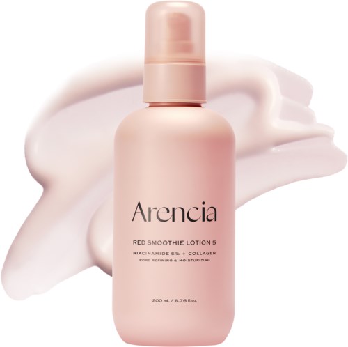 Eine rosa Flasche mit Arencia Label, weiße Lotion dahinter verschüttet, für Hautpflege und Feuchtigkeit.