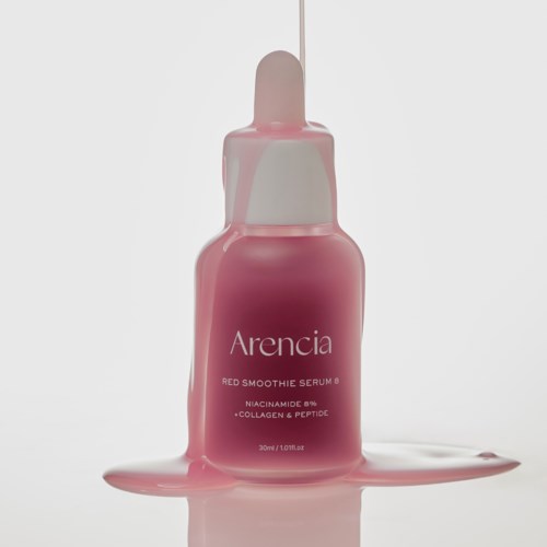 Eine rosa Flasche mit Arencia Red Smoothie Serum, Flüssigkeit läuft um sie.