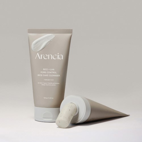 Ein Tube und ein Glas mit der Aufschrift Arencia Rice und LHA Pore Control Cleanser, enthalten eine cremige Substanz.