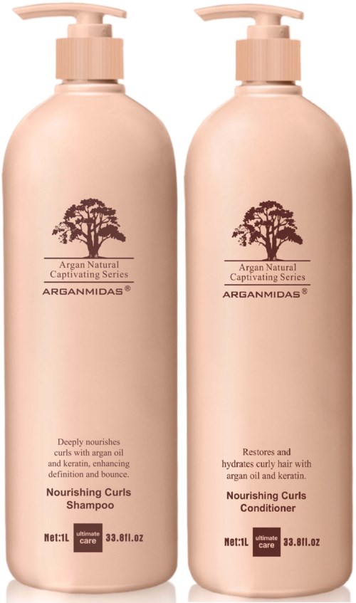 Kahden beigen värisen kasteen, joissa on hiustenhoitotuotteet, toinen shampoo ja toinen hoitoaine, jokaisessa puumerkki.