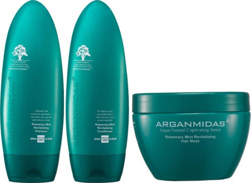 Zwei Flaschen Shampoo, ein Behälter Haarkur, alle aus der Garnmandas Rosemary Mint Serie, in Türkis.