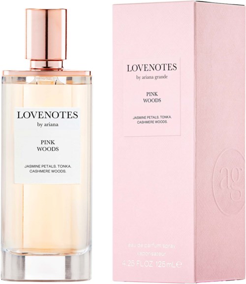 En glassparfyme i flaske med rosa lokk og en rosa eske med produktdetaljer for Lovenotes Pink Woods parfyme.