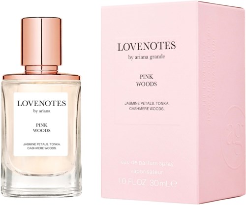 En parfymeflaske med rosa hette og liten rosa eske med navn og ingredienser.