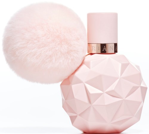 Een roze parfumfles met een geometrisch, gefacetteerd ontwerp en een zachte, pluizige roze pom-pom.