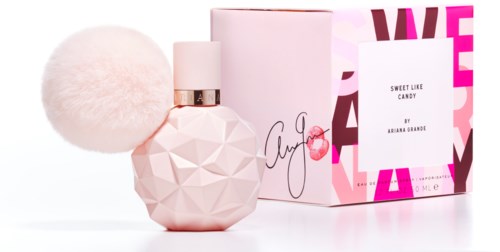 Een parfumfles met een fluffy roze pompom en een chique roze doos met 'Sweet Like Candy' door Ariana Grande.