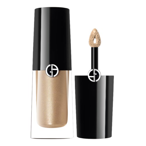 En makeupflaska och applikator med Giorgio Armani-logotyp, guldfärgad vätska och svart lock.
