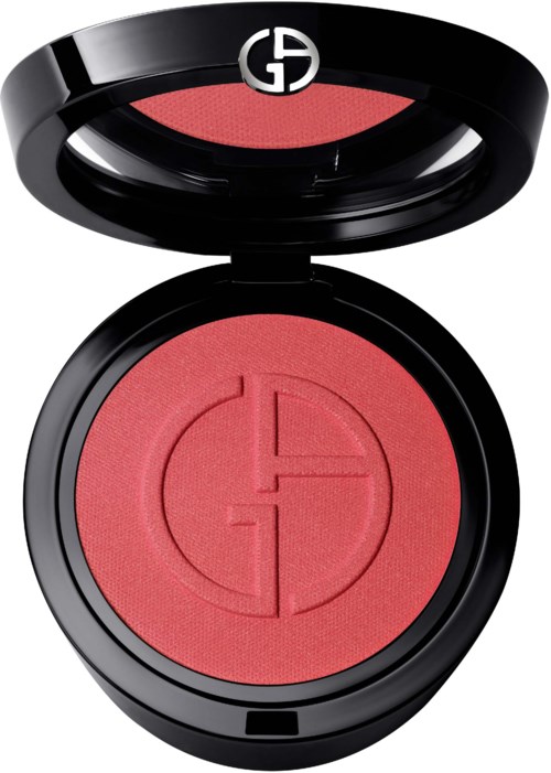 Eine runde Make-up-Compact mit schwarzem Deckel, rotem Rouge im Inneren und einem geometrischen Logo auf dem Deckel.