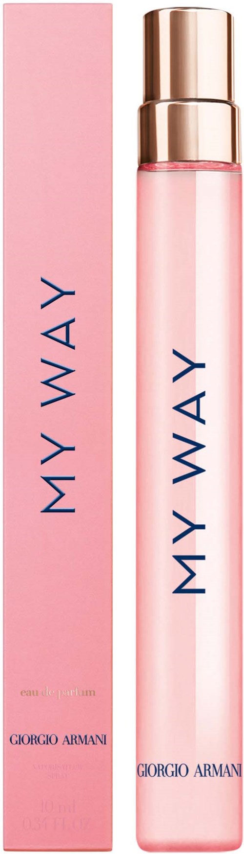 Eine rosa Sprühflasche und eine Packung mit 'MY WAY' in Blau, mit roségoldener Kappe.