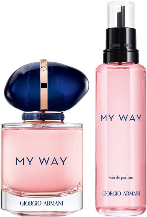 Zwei rosa Parfümflaschen, eine kurz und breit, die andere lang und schlank, mit blauer und schwarzer Kappe, beschriftet "MY WAY."