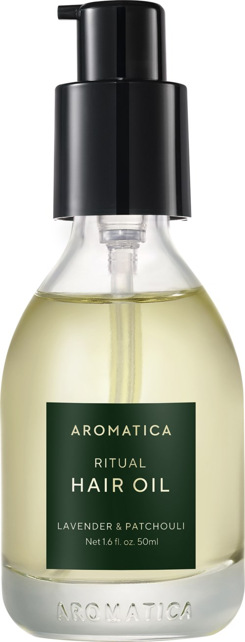 Een doorzichtige fles met een zwarte pomp bevat lavendel en patchouli haarolie, label 'Aromatica Ritual Hair Oil.'